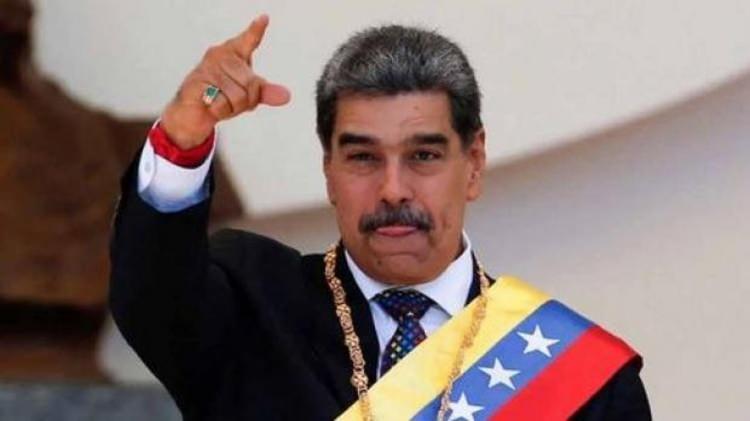 <p>23 Kasım 1962&rsquo;de Venezuela&rsquo;nın başkenti Caracas&rsquo;ta d&uuml;nyaya gelen Maduro, liseden sonra okula devam etmedi.</p>

<p>&nbsp;</p>

<p>1986&rsquo;da bir yıllığına sendikacılık eğitimi i&ccedil;in kom&uuml;nist K&uuml;ba&rsquo;ya g&ouml;nderildi; &uuml;lkesine d&ouml;nd&uuml;kten sonra otob&uuml;s şof&ouml;r&uuml; ve sendika organizat&ouml;r&uuml; olarak &ccedil;alışmaya başladı.</p>
