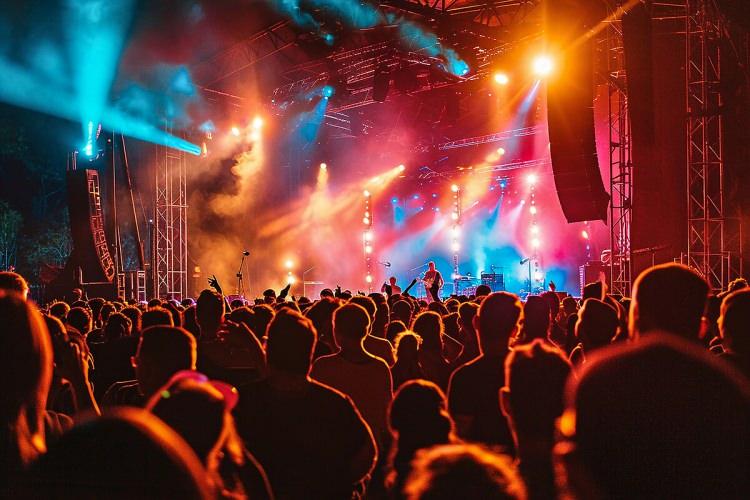 <p><span style="color:#B22222"><strong>CANLI PERFORMANS VE YARATICI SANATLAR</strong></span></p>

<p>&nbsp;</p>

<p>Tiyatro oyuncuları</p>

<p>M&uuml;zisyenler</p>

<p>Komedyenler</p>

<p>Profesyonel sporcular</p>

<p>Antren&ouml;rler</p>
