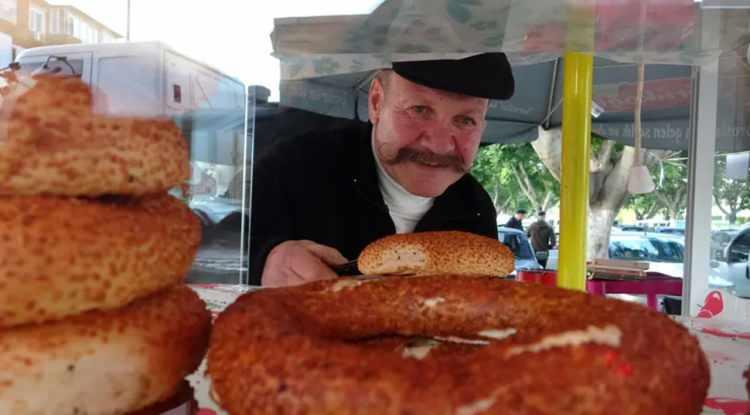 <p><span style="color:#B22222"><em><strong>Yeşil&ccedil;am d&ouml;neminde bir&ccedil;ok yapımda rol alan ve uzun zamandır Antalya'da g&ouml;zlerden uzak bir yaşam s&uuml;rd&uuml;ren emektar oyuncu B&uuml;lent Katıoğlu'nun son hali ortaya &ccedil;ıktı. Sağlık sorunları nedeniyle sanat hayatından uzak kalan &uuml;nl&uuml; isim, şimdilerde dostlarının desteğiyle simit tezgahı a&ccedil;arak ge&ccedil;imini sağlıyor.</strong></em></span></p>
