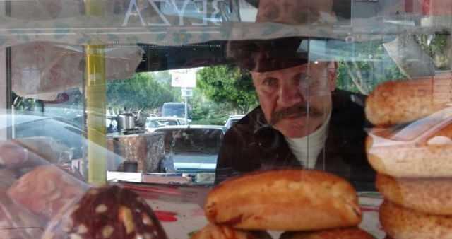 <p><strong>Ancak uzun s&uuml;redir sağlık sorunları nedeniyle mesleği bırakmak zorunda kalan &uuml;nl&uuml; isim, dostlarının yardımıyla k&uuml;&ccedil;&uuml;k bir iş yeri a&ccedil;arak simit satmaya başladı.</strong></p>
