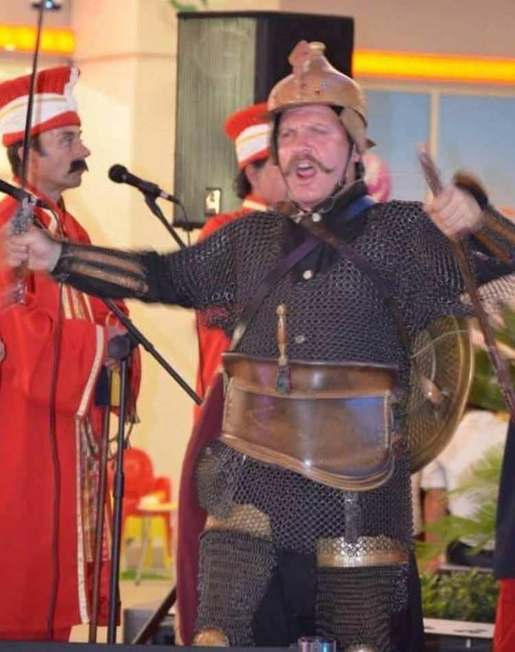 <p><strong>T&uuml;rk sinemasının efsane yapımlarına ev sahipliği yapan Yeşil&ccedil;am d&ouml;neminde 100'&uuml;n &uuml;zerinde yapımda rol alan B&uuml;lent Katıoğlu, yıllar sonra ortaya &ccedil;ıktı.</strong></p>
