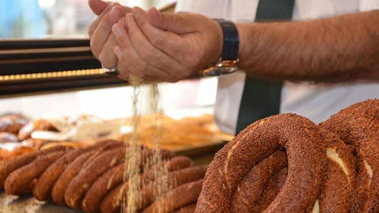 <p><strong>&Uuml;nl&uuml; isim, "Yaklaşık 30-40 g&uuml;nd&uuml;r buradayım. Simit, poğa&ccedil;a ve &ccedil;ay satarak hayatımı s&uuml;rd&uuml;r&uuml;yorum" diye konuştu.</strong></p>
