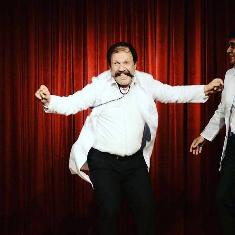 <p><strong>Tiyatro ve oyunculuk ge&ccedil;mişi hakkında da konuşan &uuml;nl&uuml; isim, tiyatroya y&ouml;nelmesini mahalle esnafına bor&ccedil;lu olduğunu anlatarak "Tiyatronun 't'sini bilmiyordum. Kadık&ouml;y Moda'da bir tiyatroya gittim, Ferhan Şensoy'un oyununu izledim ve o g&uuml;n tiyatrocu olmaya karar verdim" dedi.</strong></p>
