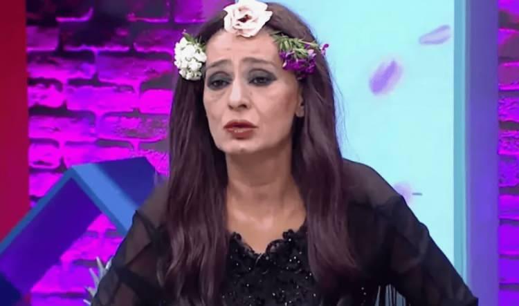 <p><strong>"Beni g&ouml;ren herkes &ccedil;ok g&uuml;zel bir &ccedil;ocuk olduğumu s&ouml;ylermiş. Bir g&uuml;n eve gelen bir misafir bunu s&ouml;yleyince, k&uuml;&ccedil;&uuml;k olduğum i&ccedil;in gaz ocağında kaynayan &ccedil;aydanlığı &uuml;zerime &ccedil;ekmişim. V&uuml;cudum yandı ve altı ay hastanede kaldım. Kardeşlerim ziyarete geldiğinde beni tanıyamamış."</strong>&nbsp;dedi</p>
