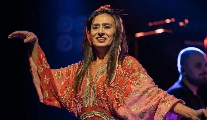 <p>Sosyal medya paylaşımlarıyla ve sahne danslarıyla ikon haline gelen &uuml;nl&uuml; şarkıcı Yıldız Tilbe, konuk olduğu programda &ccedil;ocukluk d&ouml;nemiyle iligili samimi a&ccedil;ıklamalarda bulundu. <strong>&ldquo;Delikanlım&rdquo;</strong>, <strong>&ldquo;Hastayım Sana&rdquo;,</strong> <strong>&ldquo;Haberi Olsun&rdquo;</strong>,<strong> &ldquo;&Ccedil;abuk Olalım Aşkım&rdquo;</strong>&nbsp;hafızalara kazınan &uuml;nl&uuml; şarkıcı, bu sefer sevindirmedi.</p>
