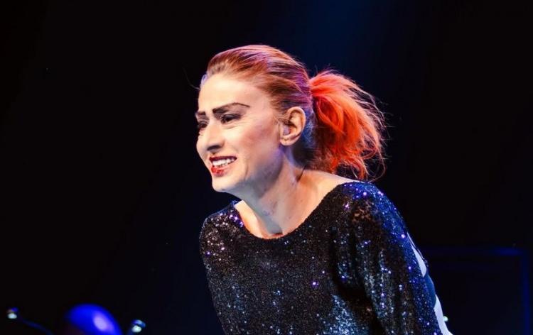 <p><strong>"SAĞ KULAĞIM DUYMUYOR"</strong></p>

<p><strong>Tilbe, "<em>Doktorlar yaşayamayacağımı s&ouml;ylemiş ama hayatta kalmışım. &Uuml;zerime d&ouml;k&uuml;len kaynar &ccedil;aydan sonra sağ kulağımı kaybettim, sağ kulağım duymuyor."</em></strong><strong>&nbsp;</strong>itirafıyla hayranlarını &uuml;zd&uuml;.</p>
