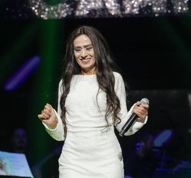 <p><strong>ASENA KONUSUNA SON NOKTAYI KOYDU</strong></p>

<p>&nbsp;</p>

<p>Yıldız Tilbe ge&ccedil;tiğimiz g&uuml;nlerde İbo Show programına da konuk olmuştu. İbrahim Tatlıses ve Asena&rsquo;nın 25 yıl aradan sonra k&uuml;sl&uuml;klerini sonlandırmalarıyla g&uuml;ndem konusu haline gelmişlerdi. O gece B&uuml;lent Ersoy'un&nbsp;<em><strong>"Polat Yağcı, Asena'yı nasıl ikna etti?"</strong></em>&nbsp;sorusuna Yıldız Tilbe'nin el hareketiyle,<em>&nbsp;</em><strong><em>"İki katı paraya, 2 milyon liraya"</em>&nbsp;</strong><strong>dediği</strong><strong>&nbsp;anlar sosyal medyada &ccedil;ok konuşulmuştu.</strong></p>

