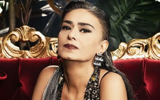 <p><strong>"NAZARA &Ccedil;OK İNANIRIM"</strong></p>

<p>&Uuml;nl&uuml; şarkıcı, s&ouml;zlerine <strong><em>&ldquo;Bu y&uuml;zden nazara &ccedil;ok inanırım, &uuml;zerimde hep &ccedil;&ouml;rek otu taşırım. &Ccedil;&uuml;nk&uuml; &ccedil;&ouml;rek otu taşıyan kimseye nazar değmezmiş&rdquo;</em></strong> diye devam etti.</p>
