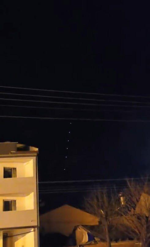 <p>Ge&ccedil;en aylarda da T&uuml;rkiye&rsquo;nin farklı şehirlerinde zaman zaman g&ouml;ky&uuml;z&uuml;nde g&ouml;zlenen uyduların oluşturduğu manzara dikkat &ccedil;ekti.</p>

<p>&nbsp;</p>
