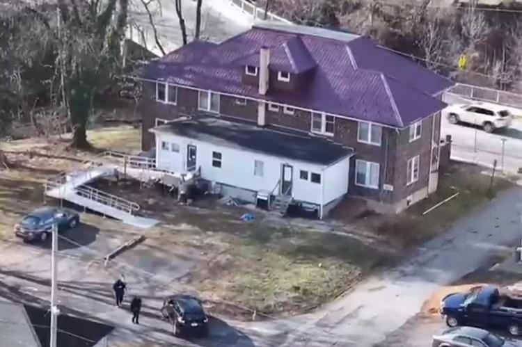 <p><strong><span style="color:rgb(178, 34, 34)">OLAY YERİ İNCELEMESİ</span></strong></p>

<p>Duncannon b&ouml;lgesinde yaşanan olayda, polis ekipleri gece saat 03.20 sularında "bilinci kapalı bir erkek" ihbarı &uuml;zerine eve ulaştı. Yapılan incelemede, 42 yaşındaki Douglas Dietz yatağında başından vurulmuş halde &ouml;l&uuml; bulundu.&nbsp;</p>
