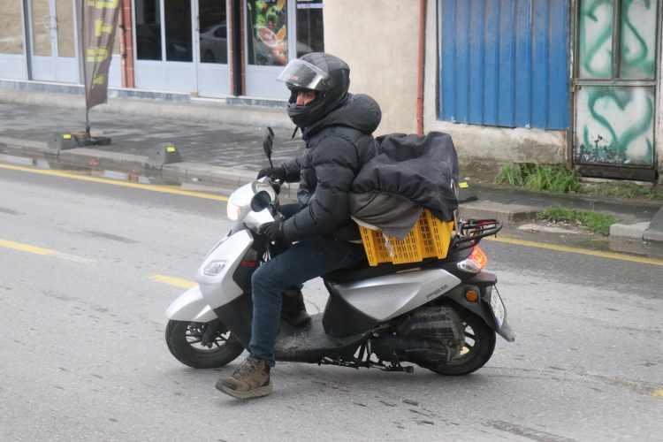 Mahalle esnafından &ouml;rnek davranış: Bayat ekmek fiyatına sıcak ekmek satılıyor