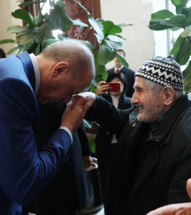 <p><span style="color:rgb(67, 67, 67)">Cumhurbaşkanı ve AK Parti Genel Başkanı Recep Tayyip Erdoğan, AK Parti Merkez Y&uuml;r&uuml;tme Kurulu (MYK) Toplantısı &ouml;ncesinde D&uuml;zce'den gelen vatandaşlarla g&ouml;r&uuml;şt&uuml;.</span></p>
