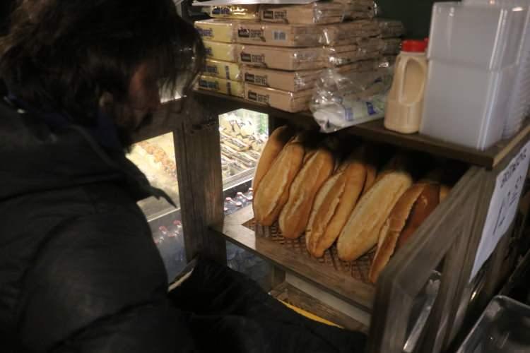 Mahalle esnafından &ouml;rnek davranış: Bayat ekmek fiyatına sıcak ekmek satılıyor