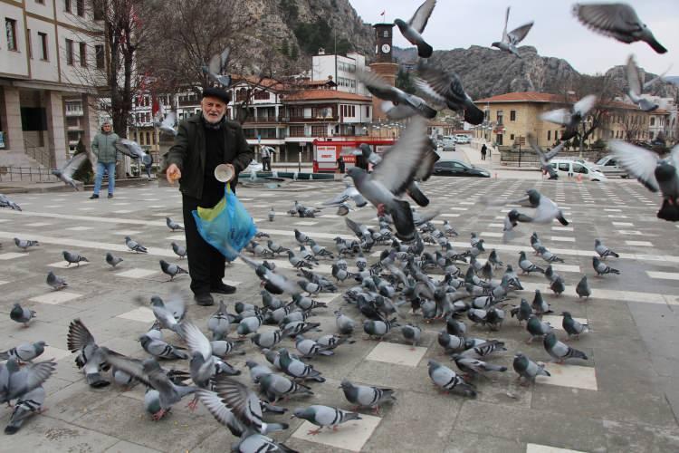 20 yıldır g&uuml;vercinleri besleyen Cahit dedeye, Vali Bakan'dan ziyaret 