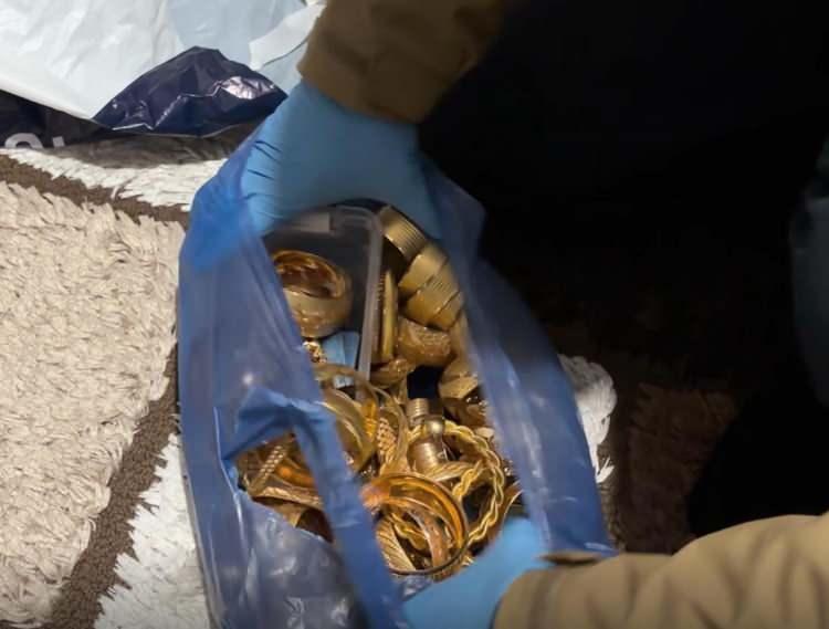 <p><span style="color:rgb(178, 34, 34)">ZARARI KARŞILAMAK İSTİYORUM</span></p>

<p>M&uuml;ştekinin beyanında ge&ccedil;en tutarın fazla olduğunu ileri s&uuml;ren Berat &Ouml;ng&uuml;n, &ldquo;İfademde ge&ccedil;en altın ve para miktarları aldığım t&uuml;m altın ve para miktarları kadardır. Zaten &Iacute;.A.&rsquo;nın aracında ve evinde ele ge&ccedil;irilen altın ve paralar ile birlikte benim ara&ccedil; satın alımımda harcadığım altın ve para miktarları &ccedil;aldığım altın ve para miktarlarının tamamıdır. Bunun dışında herhangi bir altın ya da para &ccedil;almadım. Bana bilgisi verilen m&uuml;şteki beyanında ge&ccedil;en tutarlar fazla miktardadır. Ele ge&ccedil;irilen altın ve paralardan geriye kalan ve harcadığım paraların zararını karşılamak istiyorum&rdquo; ifadelerini kullandı.</p>
