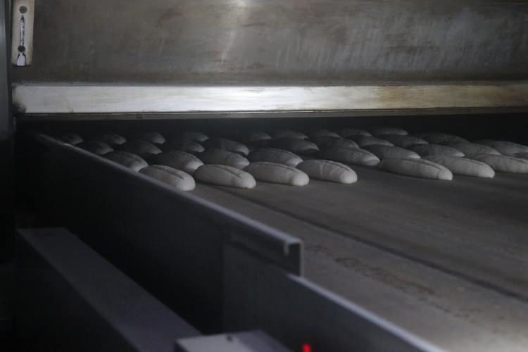 Mahalle esnafından &ouml;rnek davranış: Bayat ekmek fiyatına sıcak ekmek satılıyor