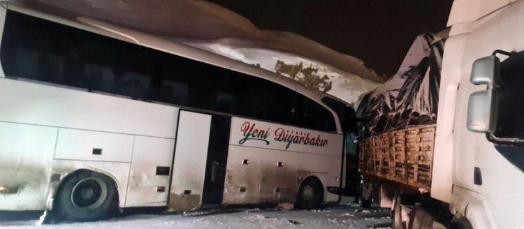 <p>Bing&ouml;l-Erzurum kara yolunda buzlanma nedeniyle kayarak yolu kapatan tıra yolcu otob&uuml;s&uuml; &ccedil;arptı. Kazada 3 kişi yaralandı.</p>

<p>​</p>
