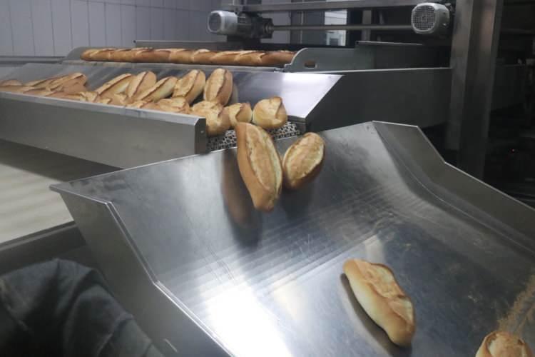 Mahalle esnafından &ouml;rnek davranış: Bayat ekmek fiyatına sıcak ekmek satılıyor