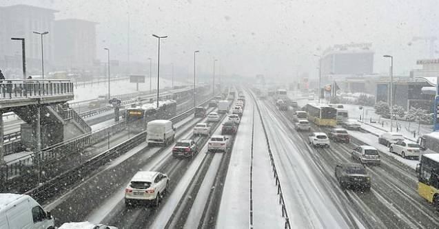 AKOM yeni tarih verdi: Atkı ve bereleri &ccedil;ıkarın, İstanbul'a kar yeniden geliyor! Kar kalınlığı tahmini olarak...