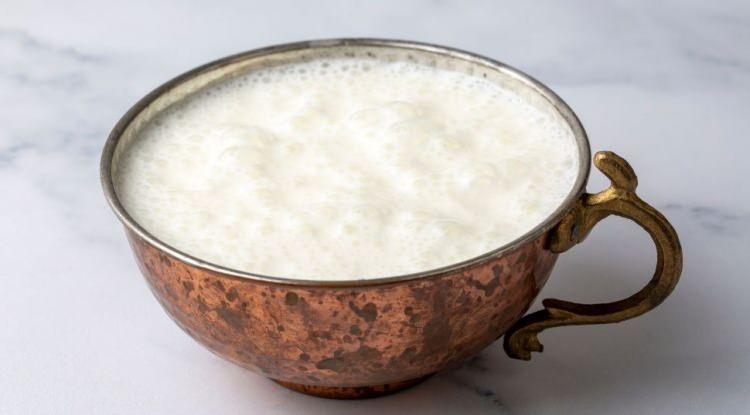 <p><strong>Serinletici etkisi ve leziz tadıyla bilinen ayran, fermente bir s&uuml;t &uuml;r&uuml;n&uuml; olması nedeniyle probiyotik i&ccedil;eriğe sahiptir. Bu da bağırsak florasının dengelenmesine katkı sağlamasına olanak tanır.</strong></p>
