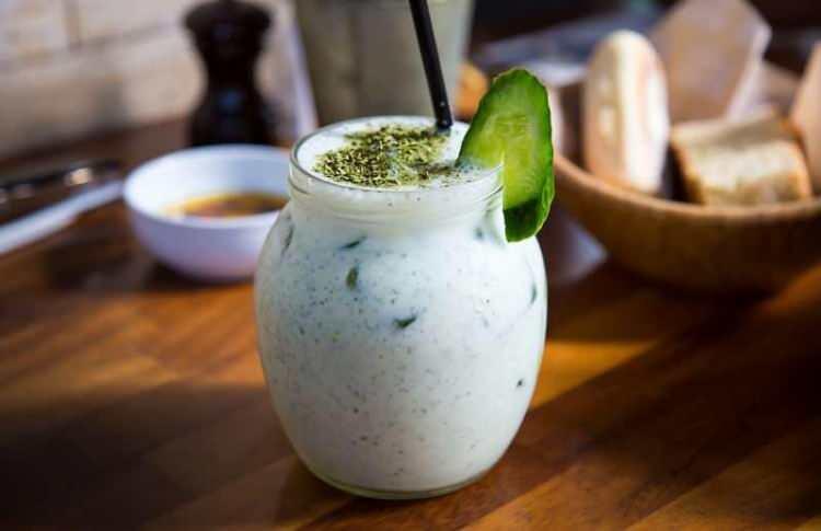 <p><strong>Uzmanlara g&ouml;re; uzun yıllardır mideyi rahatlatıcı etkisiyle bilinen nane, ayran ile birlikte t&uuml;ketildiğinde hem mideyi rahatlatıyor hem de bağırsak hareketlerinin daha d&uuml;zenli hale gelmesini sağlıyor.</strong></p>
