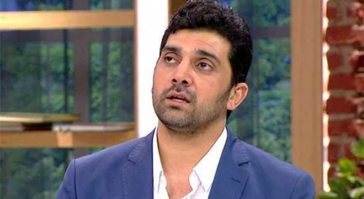 <p><strong>4 KİLOLUK PİRİNCİ 1 G&Uuml;NDE BİTİRMİŞTİ</strong></p>

<p>Survivor yarışması başladığı ilk g&uuml;nden dikkatleri &uuml;zerine &ccedil;eken &uuml;nl&uuml; şarkıcının ge&ccedil;tiğimiz g&uuml;nlerde&nbsp;4 kiloluk pirinci bir g&uuml;nde bitirmesiyle yarışmacılar tarafından eleştiri&nbsp;almış ve g&uuml;ndem olmuştu.</p>
