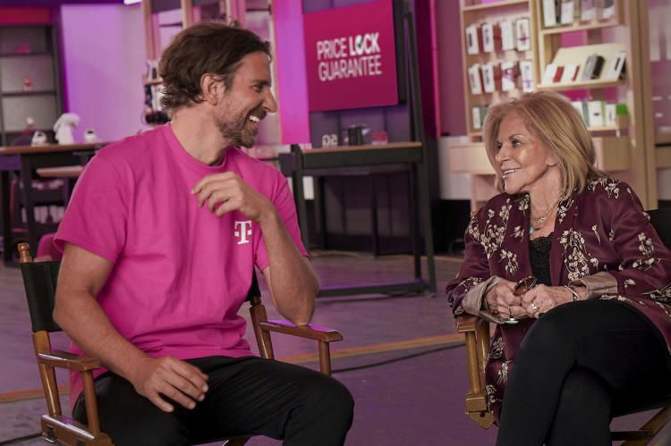 <p><strong>"Annem beni &ouml;ld&uuml;recek" diyerek annesi Gloria Campano'nun tam bir T&uuml;rk dizisi tutkunu olduğunu a&ccedil;ıklayan &uuml;nl&uuml; akt&ouml;r, &ouml;zellikle bir dizinin neredeyse her an evlerinde izlendiğini dile getirdi.</strong></p>
