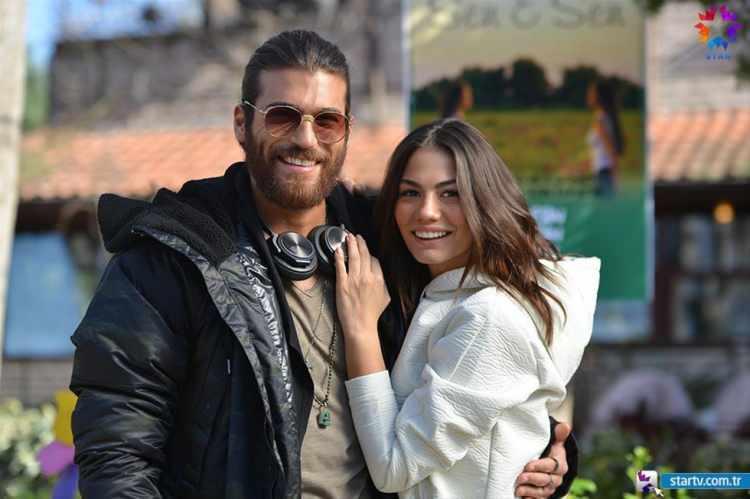 <p><span style="color:#FF0000"><strong>"O UZUN BAKIŞMALAR BİTMEK BİLMİYOR..."</strong></span></p>

<p><strong>Annesiyle birlikte diziyi izlediğini ve bakışma sahneleri karşısında şaşkına d&ouml;nd&uuml;ğ&uuml;n&uuml; belirten Cooper, "Bazen odaya giriyorum, iki karakter birbirine bakıyor.</strong></p>
