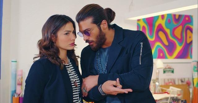 <p><strong>&Uuml;nl&uuml; oyuncu ayrıca dizininin başrol kadın oyuncusu Demet &Ouml;zdemir'i &ccedil;ok beğendiğini de belirtmeyi ihmal etmedi.</strong></p>
