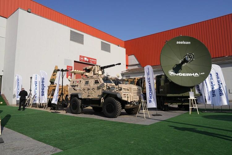 <p>Y&ouml;nlendirilmiş enerji teknolojisine sahip EJDERHA, taktik sahada tehdit olarak sınıflandırılan ve elektronik devre i&ccedil;eren her t&uuml;rl&uuml; İHA'nın navigasyon, iletişim ve komuta/kontrol sistemlerini g&uuml;venli mesafeden zararsız hale getirebiliyor.</p>

<p>&nbsp;</p>

<p>&nbsp;</p>
