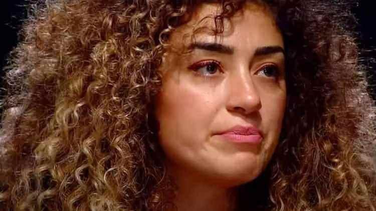 <p><strong>Ben ismimi &ouml;n plana taşımak i&ccedil;in uğraşırken bir de olmadığım bir kimlikten kurtulmaya savaşıyorum. Ama diğer şarkıcılar &ouml;yle değil. Olmadıkları bir kimlikten kurtulup ondan sonra esas kimliklerini var etmek i&ccedil;in savaşmıyorlar. Benim iki tane savaştığım alan var ve haliyle birazcık geride kalıyorum.</strong></p>
