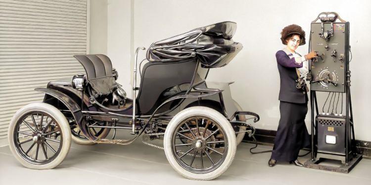 <p>General Motors CEO&rsquo;su Roger Smith, &ldquo;d&uuml;nyanın en verimli &uuml;retim aracı&rdquo; olarak adlandırılan EV1&rsquo;in &uuml;retimini tamamladı. 1996 yılında yalnızca kiralanan 1.117 adet ara&ccedil;, sadece California, Arizona ve Georgia&rsquo;dakilerin kullanımına sunuldu. Ancak kullanıcılardan &ccedil;ok olumlu yorumlar almasına rağmen belirli bir s&uuml;re sonra kiralama s&uuml;relerinin dolması gerek&ccedil;esi ile toplatılarak, hurda &ccedil;&ouml;pl&uuml;ğ&uuml;ne atıldı. Şu an bu modelden 40 adet m&uuml;zelerde sergilenmek &uuml;zere tutulmaktadır.</p>
