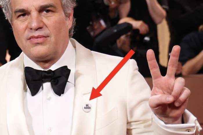 <p><strong>"Bu rozet, bug&uuml;n ter&ouml;rize edilen ve korkan ABD halkı i&ccedil;in biliyorum ki ben de onlardan biriyim." diyerek yaşananlara tepki g&ouml;steren Ruffalo'nun yanı sıra bir&ccedil;ok &uuml;nl&uuml; isim, kırmızı halıda ve t&ouml;ren sırasında paylaştıkları mesajlarla ICE politikalarına ve sosyal adaletsizliklere ses y&uuml;kseltti.</strong></p>
