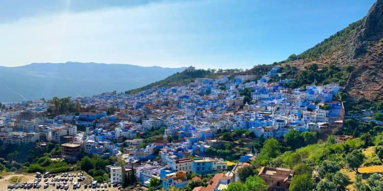 <p><span style="color:#B22222"><strong>CHEFCHAOUEN, FAS&nbsp;</strong></span></p>

<p>Rif Dağları'nın eteklerinde yer alan bu k&ouml;y&uuml;n neredeyse her sokağı, kapısı ve duvarı mavinin farklı tonlarına boyanmıştır. 15. y&uuml;zyılda Yahudi m&uuml;lteciler tarafından "g&ouml;ky&uuml;z&uuml;n&uuml; ve cenneti hatırlatması" amacıyla başlatılan bu gelenek, bug&uuml;n k&ouml;y&uuml; d&uuml;nyanın en fotojenik yerlerinden biri haline getirmiştir.</p>

