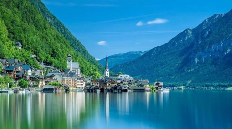 <p><span style="color:#B22222"><strong>HALLSTATT, AVUSTURYA (TABLO GİBİ BİR K&Ouml;Y)</strong></span></p>

<p>&nbsp;</p>

<p>D&uuml;nyanın en eski tuz madenine ev sahipliği yapan Hallstatt, Alp Dağları ve g&ouml;l manzarasıyla o kadar kusursuzdur ki, &Ccedil;inliler bu k&ouml;y&uuml;n birebir kopyasını &Ccedil;in'in Guangdong eyaletine inşa etmişlerdir. Ancak orijinali, tarih kokan sokaklarıyla hala benzersizdir.</p>
