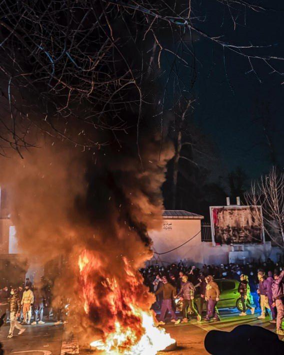 <p>İran&rsquo;ın başkenti Tahran&rsquo;da başlayan protestolar &uuml;lkenin tamamına yayıldı. İran'daki protestolar 15. g&uuml;n&uuml;nde devam ederken, &ouml;l&uuml; sayısı artık y&uuml;zlerle ifade ediliyor.</p>

