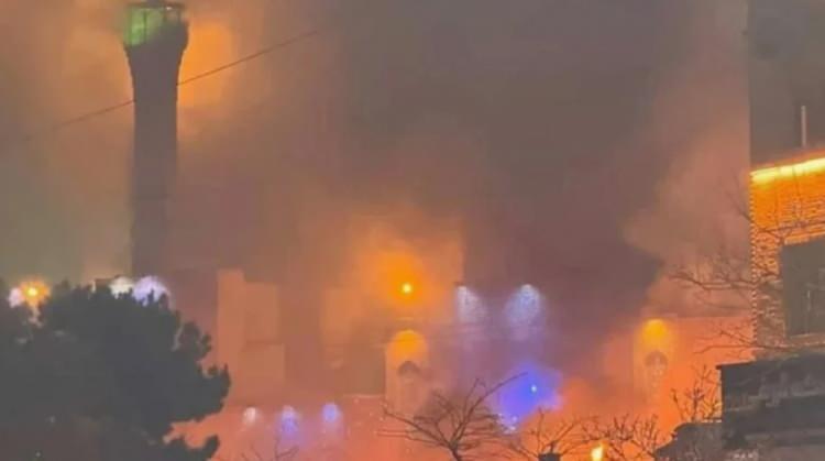 <p><em><strong>Şiddetlenen olaylar sonrası protestolar arasındaki gruplar tarafından&nbsp;&ccedil;ok sayıda otob&uuml;s ve ambulansın yanı sıra 24 ev, 25 cami ve 2 hastane ile 26 bankanın da aralarında olduğu kamu binalarının kundaklandığı ve tahrip edildiği a&ccedil;ıklanmıştı.</strong></em></p>
