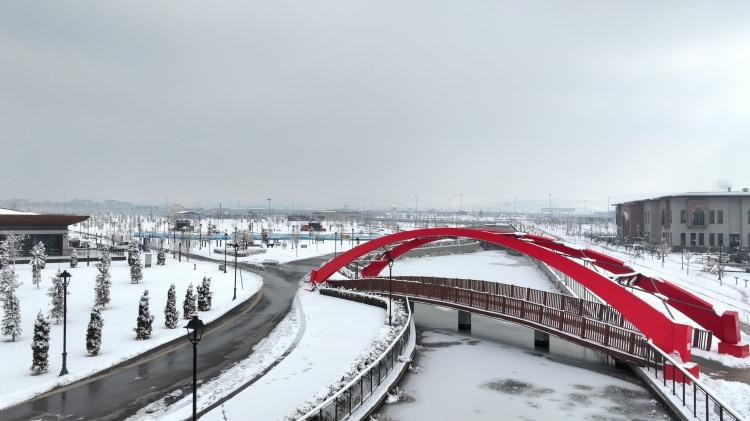 <p>Yurdun bir b&ouml;l&uuml;m&uuml;nde yoğun kar yağışı ve soğuk hava etkisini s&uuml;rd&uuml;r&uuml;yor.</p>

<p>Kar yağışı ve buzlanma nedeniyle ulaşımda yaşanabilecek olumsuzluklara karşı bir&ccedil;ok ilde eğitime ara verildi.</p>

<p><em><strong>İŞTE TATİL OLAN İLLER...</strong></em></p>
