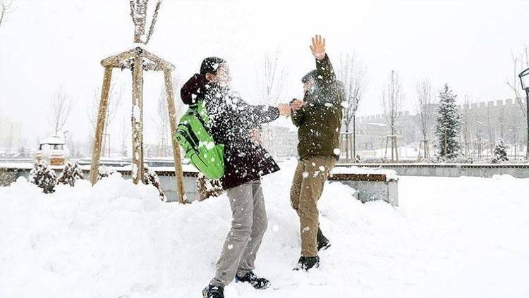 <p><span style="color:#B22222"><strong>TUNCELİ</strong></span></p>

<p>Tunceli'de buzlanma ve don olayları nedeniyle eğitime bir g&uuml;n ara verildiği bildirildi.</p>

<p>Valilikten yapılan a&ccedil;ıklamada, kentte olumsuz hava koşullarının etkili olduğu belirtildi.</p>

<p>Bu kapsamda oluşabilecek risklerin &ouml;n&uuml;ne ge&ccedil;ilmesinin ama&ccedil;landığı aktarılan a&ccedil;ıklamada, "İlimizde meydana gelen aşırı buzlanma ve don olayları nedeniyle, oluşabilecek risklerin &ouml;n&uuml;ne ge&ccedil;ilmesi amacıyla 15 Ocak Perşembe g&uuml;n&uuml;, ilimiz genelinde resmi ve &ouml;zel t&uuml;m &ouml;rg&uuml;n ve yaygın eğitim kurumlarında (&uuml;niversite hari&ccedil;) eğitim-&ouml;ğretime 1 g&uuml;n s&uuml;reyle ara verilmiştir." ifadesi kullanıldı.</p>

<p>A&ccedil;ıklamada, kamu kurumlarında &ccedil;alışan hamile, engelli personel ile kronik rahatsızlığı bulunan, anaokulu ve kreşlere devam eden &ccedil;ocuğu bulunan kadın personelin de aynı g&uuml;n idari izinli sayılacağı kaydedildi.</p>
