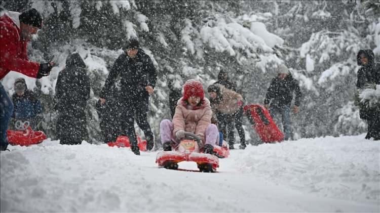 <p><strong><span style="color:#B22222">ORDU</span></strong></p>

<p>Ordu'da bazı il&ccedil;elerde olumsuz hava koşulları nedeniyle yarın eğitim ara verildi.</p>

<p>Valilikten yapılan yazılı a&ccedil;ıklamada, kar yağışı dolayısıyla buzlanma ve don riski oluştuğu belirtildi.</p>

<p>Akkuş, Aybastı, &Ccedil;aybaşı, G&ouml;lk&ouml;y, G&uuml;rgentepe, Kabataş, Mesudiye ve Ulubey il&ccedil;elerinin tamamında, Fatsa, &Ccedil;atalpınar ile İkizce il&ccedil;elerinin ise y&uuml;ksek kesimlerindeki bazı okullarda eğitim yapılmayacağı aktarılan a&ccedil;ıklamada, Korgan ve Kumru il&ccedil;elerinde de taşımalı eğitim kapsamındaki &ouml;ğrencilerin idari izinli sayılacağı kaydedildi.</p>

<p>A&ccedil;ıklamada, tamamında eğitime ara verilen il&ccedil;elerdeki kamu kurum ve kuruluşlarında &ccedil;alışan hamile ve engelli personel ile &ccedil;ocuğu kreş veya anasınıfına devam eden annelerin de aynı g&uuml;n idari izinli sayılacağı ifade edildi.</p>

<p>&nbsp;</p>
