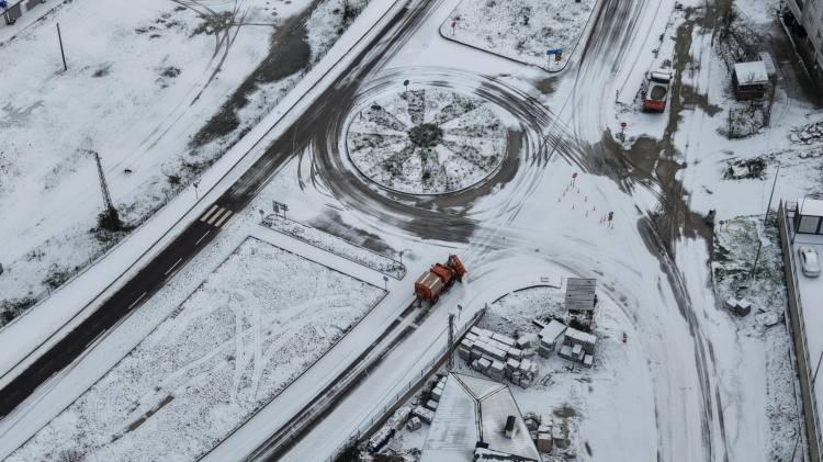 <p><span style="color:#B22222"><strong>SİNOP</strong></span></p>

<p>Sinop'ta buzlanma riski nedeniyle 3 il&ccedil;ede yarın i&ccedil;in taşımalı eğitime ara verildi.</p>

<p>Valilikten yapılan yazılı a&ccedil;ıklamada, kentte yaşanan kar yağışı sonrası bazı b&ouml;lgelerde d&uuml;şen hava sıcaklıklarına bağlı olarak buzlanma riski oluştuğu vurgulandı.</p>

<p>A&ccedil;ıklamada, bu kapsamda, oluşan buzlanma sebebiyle meydana gelebilecek olumsuzluklara karşı &ouml;nleyici tedbir olarak Ayancık ve T&uuml;rkeli il&ccedil;elerinin tamamında, Boyabat il&ccedil;esinde ise kısmi olarak 15 Ocak Perşembe g&uuml;n&uuml; taşımalı eğitime ara verildiği aktarıldı.</p>
