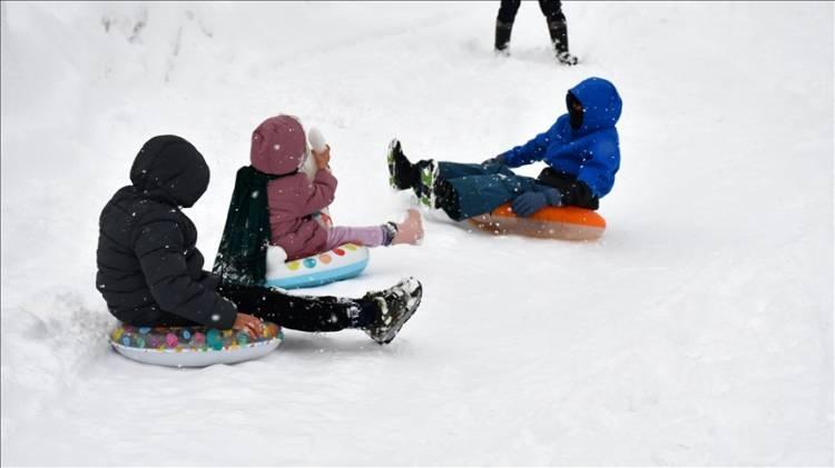 <p><span style="color:#B22222"><strong>NİĞDE</strong></span></p>

<p>Niğde'de olumsuz hava koşulları nedeniyle eğitime 1 g&uuml;n ara verildi.</p>

<p>Valilikten yapılan a&ccedil;ıklamada, Meteoroloji Genel M&uuml;d&uuml;rl&uuml;ğ&uuml;nden alınan verilere g&ouml;re, yarın kentte yoğun kar yağışı, buzlanma ve don hadisesi beklendiği belirtildi.</p>

<p>Bu durumun ulaşımda aksamalara yol a&ccedil;abileceğinin değerlendirildiği aktarılan a&ccedil;ıklamada, şunlar kaydedildi:</p>

<p>"Hava koşulları sebebiyle meydana gelebilecek muhtemel olumsuzlukları &ouml;nlemek amacıyla taşımalı eğitim, il merkezi ile il&ccedil;eler arasındaki kamu &ccedil;alışanları ve &ouml;ğrenci hareketliliği de dikkate alınarak, il genelindeki anaokulları, ilkokullar, ortaokullar, liseler, yaygın eğitim kurumları, &ouml;zel eğitim ve rehabilitasyon merkezlerinde, Valiliğimiz kararıyla 15 Ocak Perşembe g&uuml;n&uuml; bir g&uuml;n s&uuml;reyle eğitime ara verilmiştir."</p>

<p>Ayrıca a&ccedil;ıklamada, okullarda eğitime ara verilen g&uuml;nde malul, engelli, ağır kronik rahatsızlığı olanlar ile hamile kamu &ccedil;alışanlarının da idari izinli sayılacağı ifade edildi.</p>
