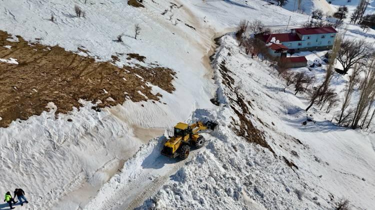 <p><span style="color:#B22222"><strong>RİZE</strong></span></p>

<p>Rize'nin G&uuml;neysu il&ccedil;esinde olumsuz hava koşulları nedeniyle eğitime yarın ara verildi.</p>

<p>İl&ccedil;e Kaymakamlığından yapılan yazılı a&ccedil;ıklamada, olumsuz hava koşullarının devam ettiği belirtildi.</p>

<p>Buzlanma ve ulaşımda yaşanabilecek olumsuzluklara karşı tedbir amacıyla, &ouml;ğrencilerin ve vatandaşların g&uuml;venliği g&ouml;z &ouml;n&uuml;nde bulundurularak il&ccedil;e genelinde t&uuml;m eğitim kurumlarında yarın eğitim &ouml;ğretime ara verildiği aktarılan a&ccedil;ıklamada, kamu kurumlarında g&ouml;rev yapan engelli, hamile ve &ccedil;ocuğu kreşe ve anaokuluna giden annelerin de idari izinli sayılacağı kaydedildi.</p>
