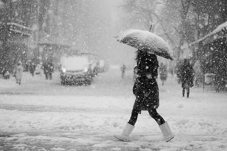 <p><span style="color:#B22222"><strong>SAMSUN</strong></span></p>

<p>Samsun'da kar yağışı ve buzlanma nedeniyle Asarcık il&ccedil;esinde eğitime 1 g&uuml;n ara verildi, Kavak il&ccedil;esinde ise taşımalı eğitim veren bazı okullarda &ouml;ğrencilerin izinli sayılacağı bildirildi.</p>

<p>İl Milli Eğitim M&uuml;d&uuml;rl&uuml;ğ&uuml;nden alınan bilgiye g&ouml;re, yoğun kar yağışı, olumsuz hava şartları ve ulaşımda yaşanabilecek aksaklıklar nedeniyle Asarcık il&ccedil;e genelindeki okullarda eğitime bug&uuml;n ara verildi.</p>

<p>Kavak il&ccedil;esinde ise Akbelen Ortaokulu, Mahmutbeyli İlkokulu, &Ccedil;akallı İlkokulu/Ortaokulu, Emirli &Ouml;zel Eğitim Uygulama Okulu (I. ve II.Kademe) , 19 Mayıs İlkokulu, 19 Mayıs Ortaokulu, Ertuğrul Deniz Şehitleri İlkokulu/Ortaokulu, Akşemseddin İHO ve Yaşar Doğu MTAL &ouml;zel eğitim sınıflarındaki taşımalı &ouml;ğrencilerin bug&uuml;n i&ccedil;in izinli sayılmasına karar verildi.</p>

<p>&nbsp;</p>
