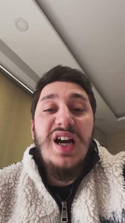 <p><span style="color:#FF0000"><strong>"ANNEMİN HAYATINI MAHVEDENLERDEN BİRİ DE O"</strong></span></p>

<p><strong>"Senin iddia ettiğin gibi ger&ccedil;ekten annenin hayatını baban mı mahvetti?" sorusuna yanıt veren Tuğberk, "Mahvedenlerden biri... Babamdan nefret ederek b&uuml;y&uuml;d&uuml;m. Annemin &ccedil;ok g&ouml;zyaşı d&ouml;km&uuml;şl&uuml;ğ&uuml; var. Her yılbaşında hediye g&ouml;ndereceğim oğlum, sana bisiklet g&ouml;ndereceğim deyip &ccedil;&ouml;p poşetinin i&ccedil;inde sadece kıyafet g&ouml;nderdiği hatta g&ouml;ndermediği oldu. Bu saatten sonrasında bilsin ki herhangi bir oğlu yok" şeklinde konuştu.</strong></p>
