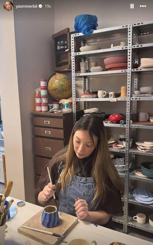 <p>Yaşanan talihsiz kaza ikilinin keyfini ka&ccedil;ırmaya yetmedi. Hasarlı aracı arkada bırakıp seramik tezgahında keyifle etkinlik yaparak g&uuml;n&uuml;n tadını &ccedil;ıkarmaya devam ettiler.</p>
