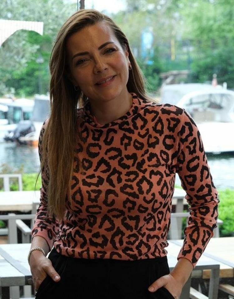 <p><strong>Bir s&uuml;redir ekranlardan uzak bir yaşam s&uuml;ren &uuml;nl&uuml; oyuncu Burcu Kara, İznik'te zeytincilik işine atılarak farklı bir sekt&ouml;re y&ouml;nelme kararı almıştı.&nbsp;</strong></p>
