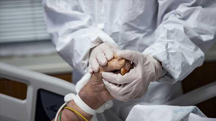 <p><span style="color:#B22222"><strong>KAZANIN ARKASINDAKİ KORKUN&Ccedil; GER&Ccedil;EK: V&Uuml;CUDU İFLAS EDİYORDU</strong></span></p>

<p>Hastaneye kaldırılan adam &uuml;zerinde yapılan testler doktorları şaşkına &ccedil;evirdi. Nefroloji (b&ouml;brek bilimi) servisine sevk edilen hastada ciddi derecede kansızlık (anemi), beyin korteksinde k&uuml;&ccedil;&uuml;lme (atrofi) ve b&ouml;brek fonksiyonlarında ağır bozulmalar tespit edildi. Tecr&uuml;beli bir s&uuml;r&uuml;c&uuml;n&uuml;n neden frene basmadığı bu sonu&ccedil;larla aydınlanmaya başlamıştı; adamın beyni ve organları adeta iflas ediyordu.</p>
