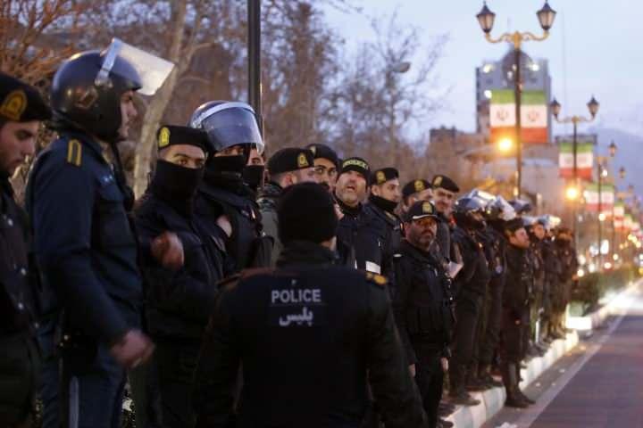 <p>G&ouml;sterilerde g&ouml;zaltına alınan bir kişinin bahsi ge&ccedil;en işler i&ccedil;in 900 milyon t&uuml;men (yaklaşık 6 bin 200 dolar) aldığının belirlendiğini s&ouml;yleyen Nasırzade, provokat&ouml;rlerin bazı g&ouml;stericilere uyuşturucu verdiğini ve bu nedenle de &ouml;lenlerin olduğunu dile getirdi.</p>
