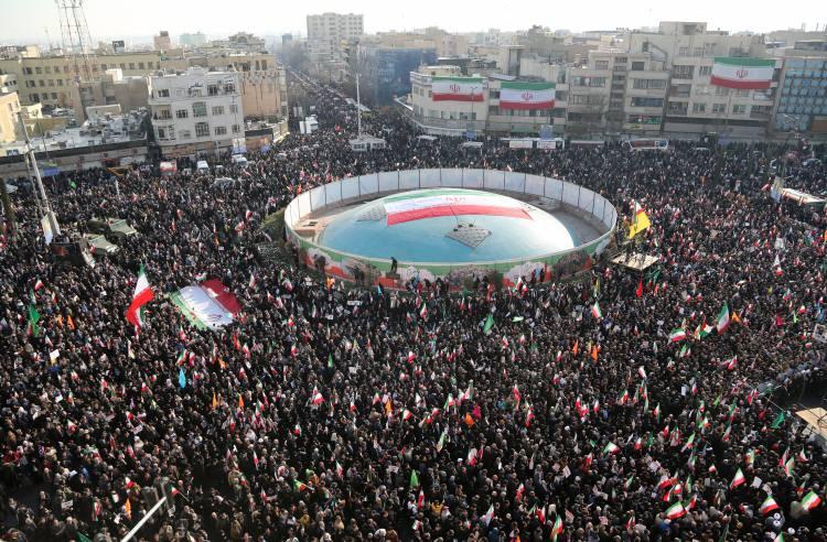 <p>İran'da 28 Aralık 2025&rsquo;te yerel para biriminin d&ouml;viz karşısında hızla değer kaybetmesi ve ekonomik sıkıntıların derinleşmesi nedeniyle Tahran B&uuml;y&uuml;k &Ccedil;arşı'da esnafın &ouml;nc&uuml;l&uuml;ğ&uuml;nde başlayan g&ouml;steriler &uuml;lke geneline yayılmıştı.</p>
